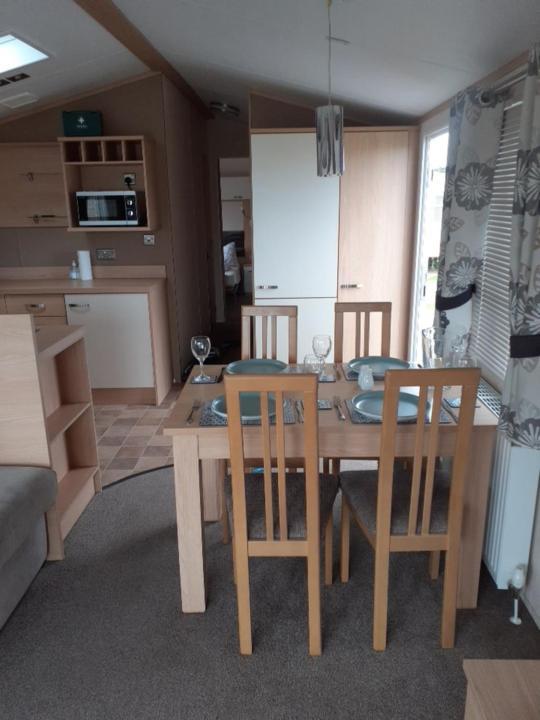 Rick'S Retreat Static Caravan Near The Beach With Free Wifi Lossiemouth ภายนอก รูปภาพ